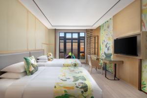 上海上海国际旅游度假区万怡酒店的酒店客房设有两张床和一台平面电视。