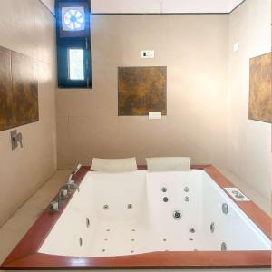斋浦尔pool loft的浴室内设有大型白色浴缸。