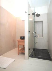 KoumeikaSamos Serenity - Classic Retreat near the beach的带淋浴的浴室和木桌