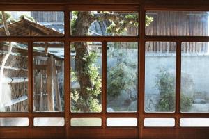 仓敷DENIM HOUSE BON的窗户享有外面树木的景致