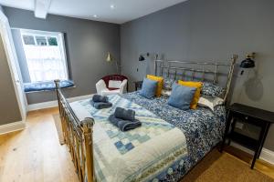 里士满DUNDAS COTTAGE - Beautiful Spacious 3 Bed Cottage in Richmond, North Yorkshire的一间卧室配有一张带蓝色枕头的床。