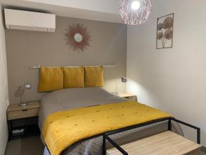 土伦Bel appartement 4 étoiles Centre Historique Toulon的一间卧室配有一张黄色毯子床