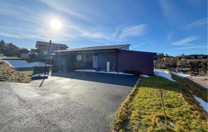 SvinøyBeautiful Home In Lindesnes With Wi-fi的水体边的小房子