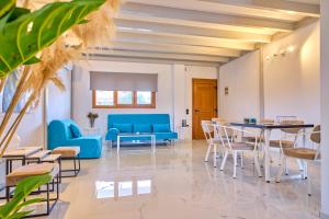 阿里拉斯Èmar Corfu的客厅配有蓝色的家具和桌子