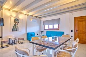 阿里拉斯Èmar Corfu的一间带桌椅的用餐室