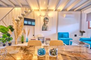 阿里拉斯Èmar Corfu的客厅配有桌子和蓝色椅子