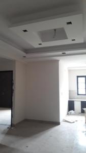 瑞诗凯诗Swastik的一个空房间,有白色的墙壁和窗户