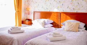 尚克林格兰吉邦克住宿加早餐旅馆的卧室内的两张床和毛巾