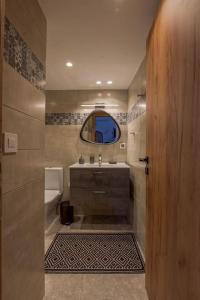 MármaraElizabethHouse的一间带水槽和镜子的浴室