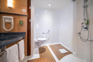科凯勒B&B HOTEL Calais Terminal Cité Europe 4 étoiles的一间带卫生间和水槽的浴室