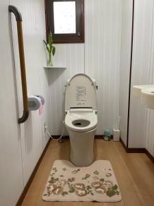 长野Shinshulanson的一间小浴室,内设带盖子的卫生间