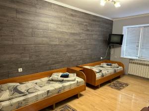 BohuslavBoguslavl'的一间设有两张床和一台电视的房间
