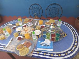 拉巴特Riad Dar Doura的餐桌上摆放着食物和饮料