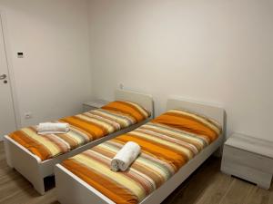 卡德尔佐内Appartamento Chalet Bernardi的两张睡床彼此相邻,位于一个房间里