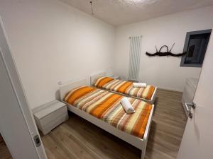 卡德尔佐内Appartamento Chalet Bernardi的一间小卧室,内配两张床