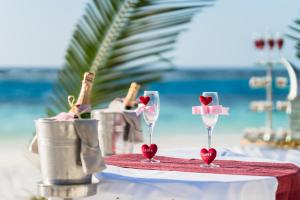 北马累环礁OBLU SELECT Sangeli - Premium All Inclusive with Free Transfers的一张桌子,上面有两杯酒杯,上面有红桃