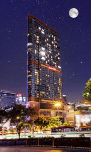 广州广州正佳金殿维福顿公寓（广交会期间免费穿梭巴士）的天空中月亮的高层建筑