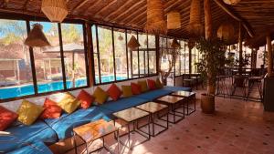 马拉喀什Coco Canel Marrakech的客房设有带色彩缤纷枕头的蓝色沙发。