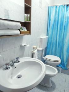 利帕里Holiday home Mennulita的浴室配有水槽、卫生间和蓝色的浴帘