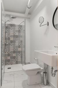 布加勒斯特Nest Boutique Hostel的带淋浴、卫生间和盥洗盆的浴室