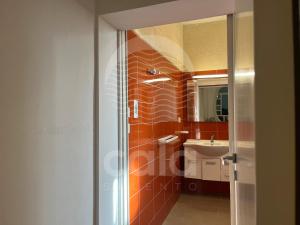 切萨雷奥港Villetta Zora - Spiaggia a 250m的一间带水槽和镜子的浴室