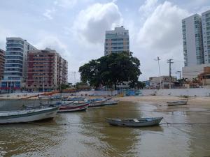 瓜拉派瑞Apartamento Pé na Areia, Wi-Fi e Garagem Privativa início da Praia do Morro的城市水中的一群船