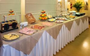 维亚雷焦Hotel Villa Benvenuti的一张长桌子,上面有食物
