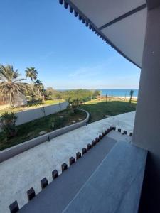 El AhmarThe Wave residence Chott Meriam Sousse的阳台享有海滩美景。