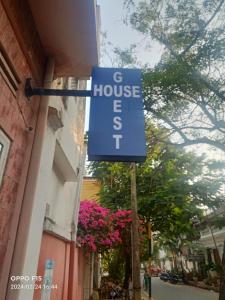 蓬蒂切里25 guest house的建筑物一侧的蓝色房屋标志