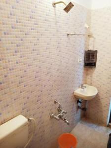 蓬蒂切里25 guest house的一间带卫生间和水槽的浴室