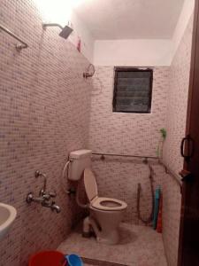 蓬蒂切里25 guest house的一间带卫生间和水槽的浴室