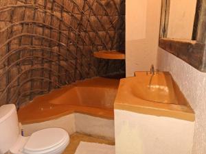 姆巴巴内Hawane Resort的带浴缸、卫生间和盥洗盆的浴室