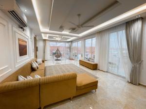 Al RakaR61 Sunrise Chalet的带沙发和大窗户的大型客厅