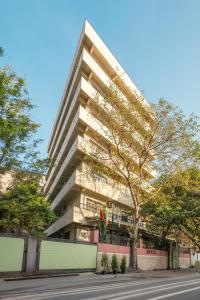 孟买Arnna Hotel- Goregaon East的前面有一棵树的高楼