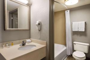可可比奇可可比奇戴斯酒店的一间带水槽、卫生间和镜子的浴室