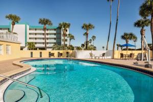 可可比奇可可比奇戴斯酒店的棕榈树度假村的游泳池