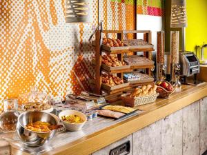 卡迪夫迪夫中心宜必思快捷酒店的自助餐,包括面包和其他食物在柜台上