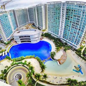 马尼拉Azure Urban Resort Condo Parañaque near NAIA Airport Free Highspeed WIFI and Netflix的享有带游泳池的度假村的空中景致