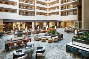 夏洛特Hilton Charlotte Airport Hotel的酒店大堂的图片
