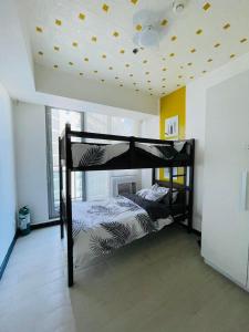 马尼拉Azure Urban Resort Condo Parañaque near NAIA Airport Free Highspeed WIFI and Netflix的一间卧室配有双层床