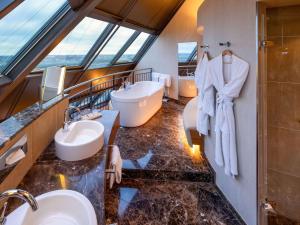 汉堡汉堡慕温匹克酒店的一间带两个盥洗盆和淋浴的浴室