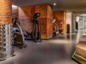 汉堡汉堡慕温匹克酒店的砖墙内带有氧器材的健身房