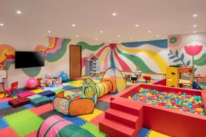 坎多林Hyatt Place Goa Candolim的儿童间,设有游戏室和游戏室