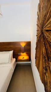 吉利特拉旺安Marygio Gili Resort的一间卧室配有一张木墙床