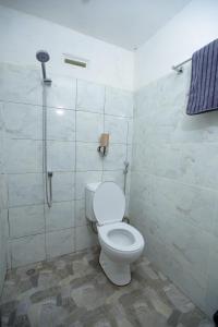 普拉亚Tastura Homestay的一间带卫生间和淋浴的浴室