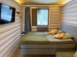万塔Vantaa Sauna Cottage的一间小卧室,配有一张床和电视