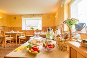 拉芬斯堡Bachäckerhof - Nichtraucherhotel-的厨房配有水果和蔬菜桌