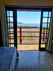 乌巴图巴Burung Flats Itamambuca - Hospedagem com vista para o mar的卧室设有海景阳台。