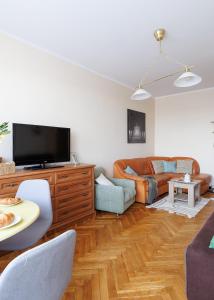 格但斯克Apartament 2 pokoje w Gdańsku blisko morza 1000 m do plaży的带沙发和电视的客厅