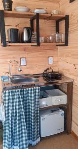 乌斯怀亚LA CABAÑA DEL CAMPO的厨房配有水槽和台面